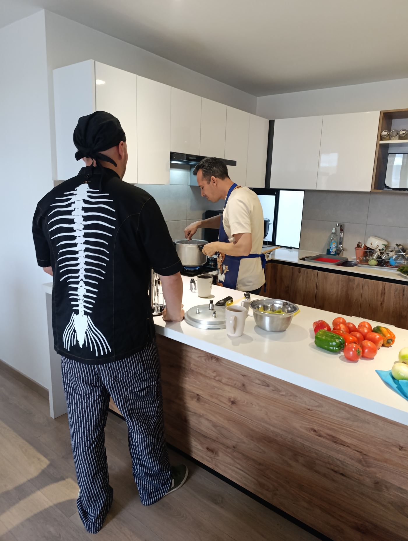 Oscar dictando una clase personalizada de cocina